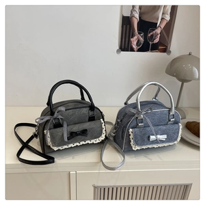 Détail de sacs Boston avec dentelle, nœuds et poignées à carreaux dans un décor de style de vie