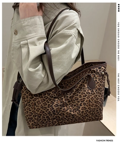 Détail du sac cabas imprimé léopard avec bandoulières en similicuir marron pour femme