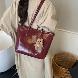 Bolso tote de charol rojo oscuro con osito de peluche, bolso de hombro minimalista