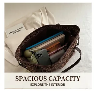 Vue de dessus de l'intérieur du grand sac cabas léopard montrant l'espace de rangement