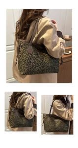 Vue détaillée du grand sac cabas léopard avec lanières en cuir marron et cordons de serrage
