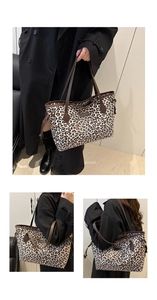 Détails de grand sac cabas à imprimé léopard avec anses marron foncé et sangles latérales