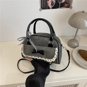 Sac à main en denim gris avec dentelle blanche et nœud noir en situation réelle