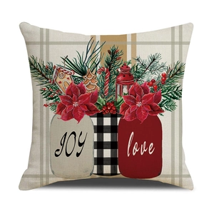 Dettaglio della federa natalizia in lino con stampe festive JOY e Love su vaso