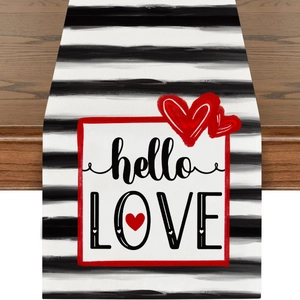 Detailansicht der Leinen-Tischläufer mit Hello-Love-Druck und roten Herzen auf Streifen