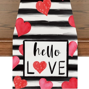 Detail von Tischläufer mit roten Herzen, schwarzen Streifen und hello LOVE Motiv