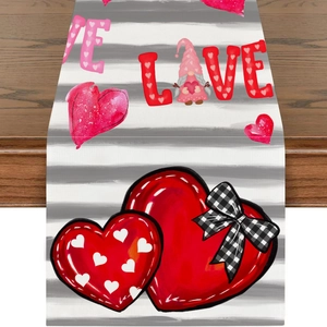 Detail eines Valentine Leinentischläufers mit Love-Zwerg-Druck und gestreiftem Herzdesign