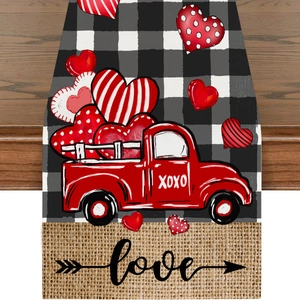 Detail eines Valentine-Leinentischläufers mit rotem LKW, Herzen und Karomuster