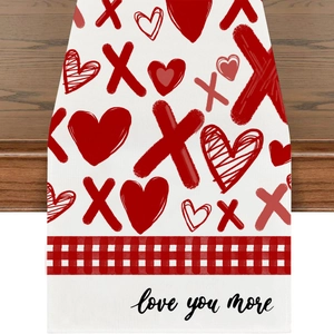 Detailstruktur des Leinentischläufers mit roten Herzen und Love You More Aufdruck