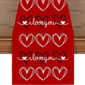 Detail eines roten Valentinstag-Tischläufers aus Leinen mit Herzmotiven und Druck