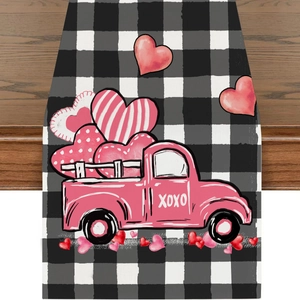Detailaufnahme des schwarz-weißen Tischläufers mit rosa LKW und Herzmustern