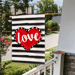 Detalle de la bandera de jardín de lino de doble cara con un corazón rojo y texto de amor