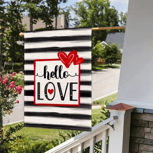 Detalle de bandera de jardín de lino con texto hello LOVE y diseño de corazón rojo