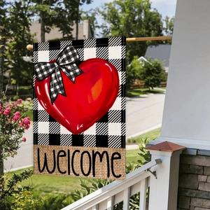 Detalle de bandera de jardín de San Valentín con corazón rojo y diseño de cuadros