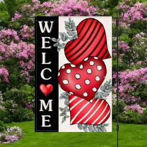 Bandera de jardín vertical Welcome con corazones rojos y soporte negro al aire libre