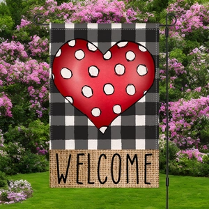 Detalle de bandera de jardín con cuadros, corazón rojo y texto Welcome sobre yute