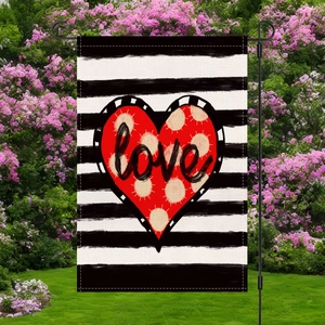 Bandera de jardín a rayas con corazón rojo y texto love sobre soporte metálico negro