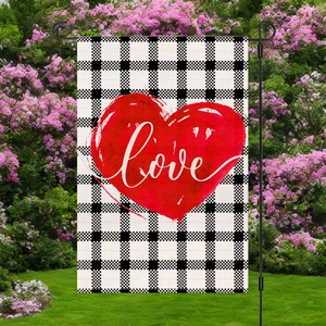 Detalle de bandera de jardín a cuadros con corazón rojo y texto love en soporte