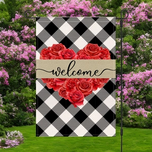 Detalle de bandera de jardín con corazón de rosas rojas, cuadros y texto de bienvenida