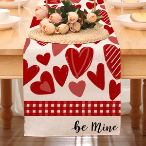 Valentinstag Tischläufer aus Leinen mit Herzmotiv und „be Mine“ Text auf Holztisch