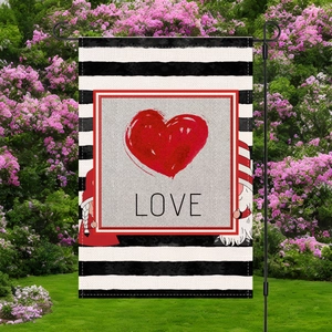 Bandera de jardín con gnomos de amor en tela de lino colgada en un jardín exterior florido