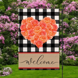 Detalle de bandera de jardín con cuadros, corazón de rosas y texto Welcome cursivo