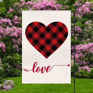 Detalle de bandera de jardín con corazón de cuadros y letras love en soporte metálico