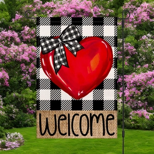 Detalle de bandera de jardín con corazón rojo, lazo y texto Welcome sobre textura lino