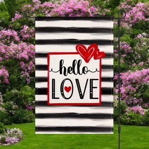 Detalle de una bandera de jardín de lino de doble cara con estampado hello LOVE en poste
