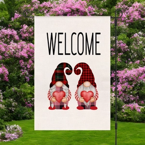Bandera de bienvenida de jardín con gnomos y corazones en un soporte metálico negro de suelo