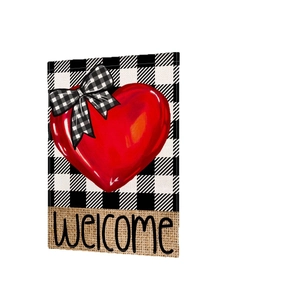 Bandera de jardín con corazón rojo 3D sobre patrón de cuadros y texto Welcome de lino