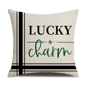 Detail van de linnen textuur en Lucky Charm print van deze St. Patrick's Day kussensloop