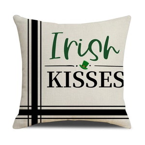 Detail van linnen kussensloop met Irish KISSES tekst en groene hoed voor St. Patrick's Day