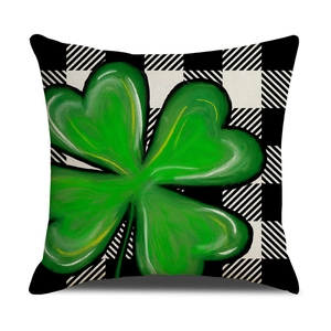 Detail van de kussenhoes met klaverprint en groen buffalo plaid ruitjespatroon