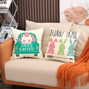 Oster-Kissenbezüge-Set mit Hasen und Happy Easter Truck auf einem beigen Sofa