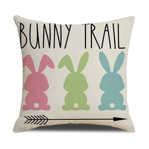 Detail von Oster-Kissenbezug aus Leinen mit Bunny-Trail-Text und bunten Hasensilhouetten