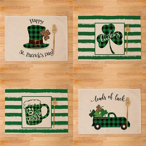 Vue détaillée de quatre sets de table en lin pour la Saint-Patrick avec motifs trèfle
