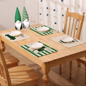 Détail de quatre sets de table Saint-Patrick avec trèfles et camions verts sur bois