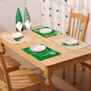 Sets de table de la Saint-Patrick en lin sur une table en bois pour le dîner de fête