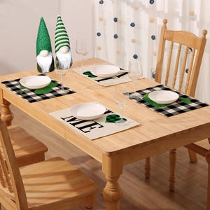Sets de table Saint-Patrick avec trèfles à carreaux et texte Lucky Me sur table en bois