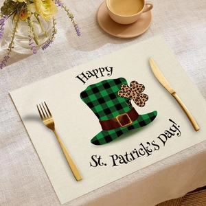 Set de table en lin avec chapeau vert de la Saint-Patrick et détails de trèfles