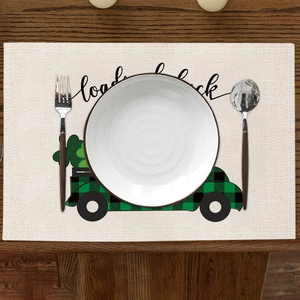 Détail du set de table de la Saint-Patrick avec un camion à carreaux vert et trèfles