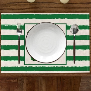 Vue de dessus d'un set de table en lin à rayures vertes et blanches avec texture tissée