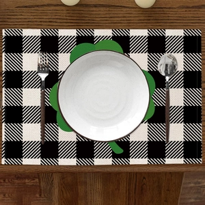 Vue détaillée du set de table Saint-Patrick avec trèfle vert sur motif à carreaux