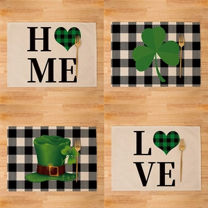Détail de quatre sets de table en lin pour la Saint-Patrick avec trèfles et motifs carreaux