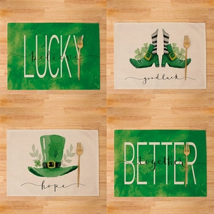 Vue détaillée des sets de table en lin Saint-Patrick avec trèfles et motifs de chapeaux