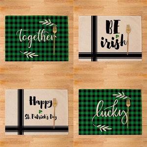 Détail de quatre sets de table Saint-Patrick avec motifs trèfle sur fond de bois