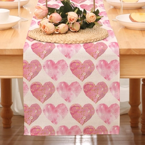 Detail eines Leinentischläufers mit rosa Aquarellherzen und goldenen Punkten für die Deko
