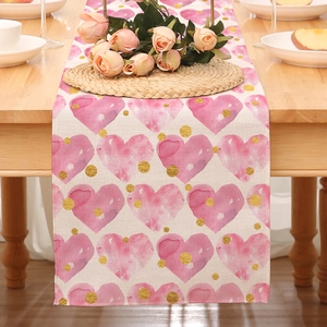 Detail von rosa Aquarell-Herzen und Goldpunkten auf Leinentischläufer für Valentinstag