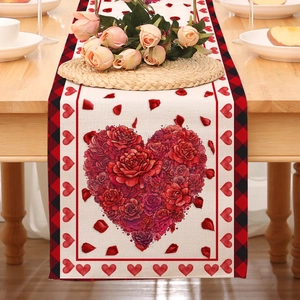 Detailaufnahme von Valentinstag-Tischläufer mit Rosenherz und rot-schwarzem Karo-Rand